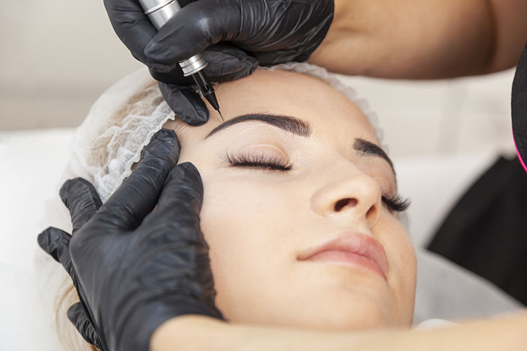 En kvinna från permanent makeup i sitt ansikte