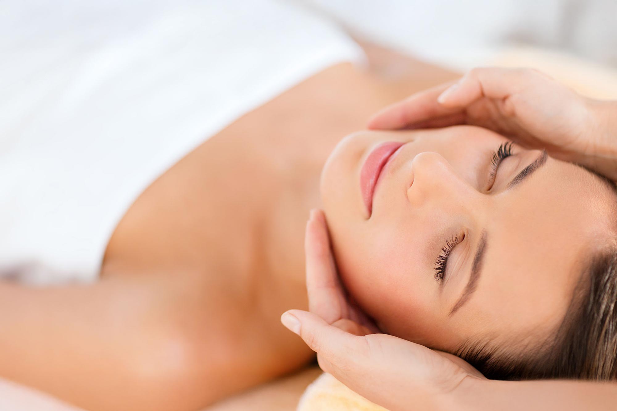 En kvinna får ansiktsmassage